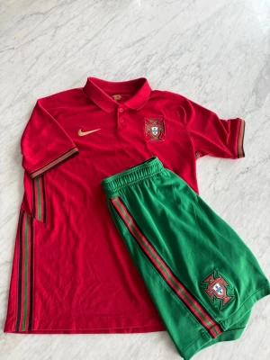 Portugal Träningsset - Portugal träningsett i riktigt bra skick! Storlek M på shortsen passar S perfekt också. Storlek Junior XL på tröjan sitter som en S kan funka på XS. Så passar om du har S/XS.