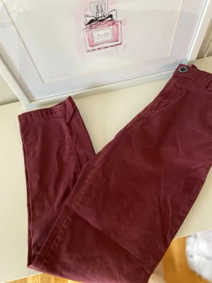 vinröda raka/skinny jeans - defekter på bild 5 och 6❤️