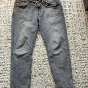 Grå jeans från Jack & Jones - Säljer ett par snygga grå jeans från Jack & Jones i bra skick.