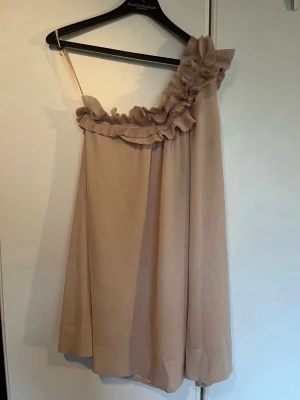 Beige klänning – söt & luftig - 🤍 Beige klänning – söt & luftig, väldigt populär🤍 Säljer en beige klänning med fina rynkade detaljer och mjukt fall. Sitter jättefint på kroppen och känns både feminin och bekväm. Perfekt till sommarkvällar, student, semester eller en fin middag 🌸 Använd få gånger, i mycket bra skick. ✨