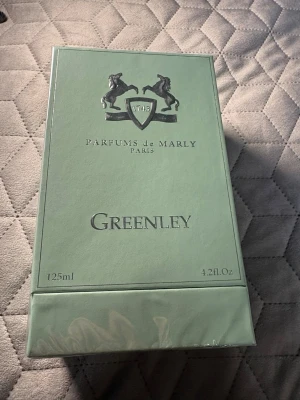 Parfym marly  - Fräsch och fruktig doft helt oöppnad och för fler frågor skicka bara pris går att diskutera beroende på fler köp eller snabbköp 