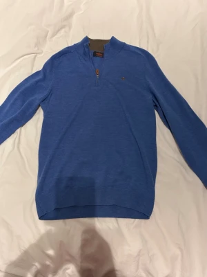 Morris merinoull tröja - Säljer en sjukt snygg morris tröja i 100% merinoull, sjukt skön att använda. Jag har bara använt den ett fåtal gånger. Inga defekter eller fläckar, priset går att diskutera! Tveka inte på att höra av dig vid frågor eller prisförslag!