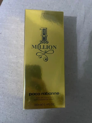 Paco Rabanne 1 Million EdT 100ml - 1 Million från Paco Rabanne är en ikonisk herrparfym i en lyxig, guldig förpackning. Eau de toilette med fräsch och kryddig doft, perfekt för dig som vill sticka ut. Flaskan rymmer 100 ml och har en exklusiv design som verkligen drar blickarna till sig.