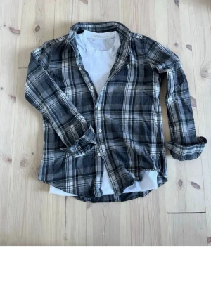 Svartvit rutig skjorta - Sällsynt Grå rutig skjorta  från ralph Lauren, storlek S men sitter som xs , längd från sidan av kragen och neråt: 62 cm och bredd precis under armarnas start: 47 cm, skriv vid frågo!