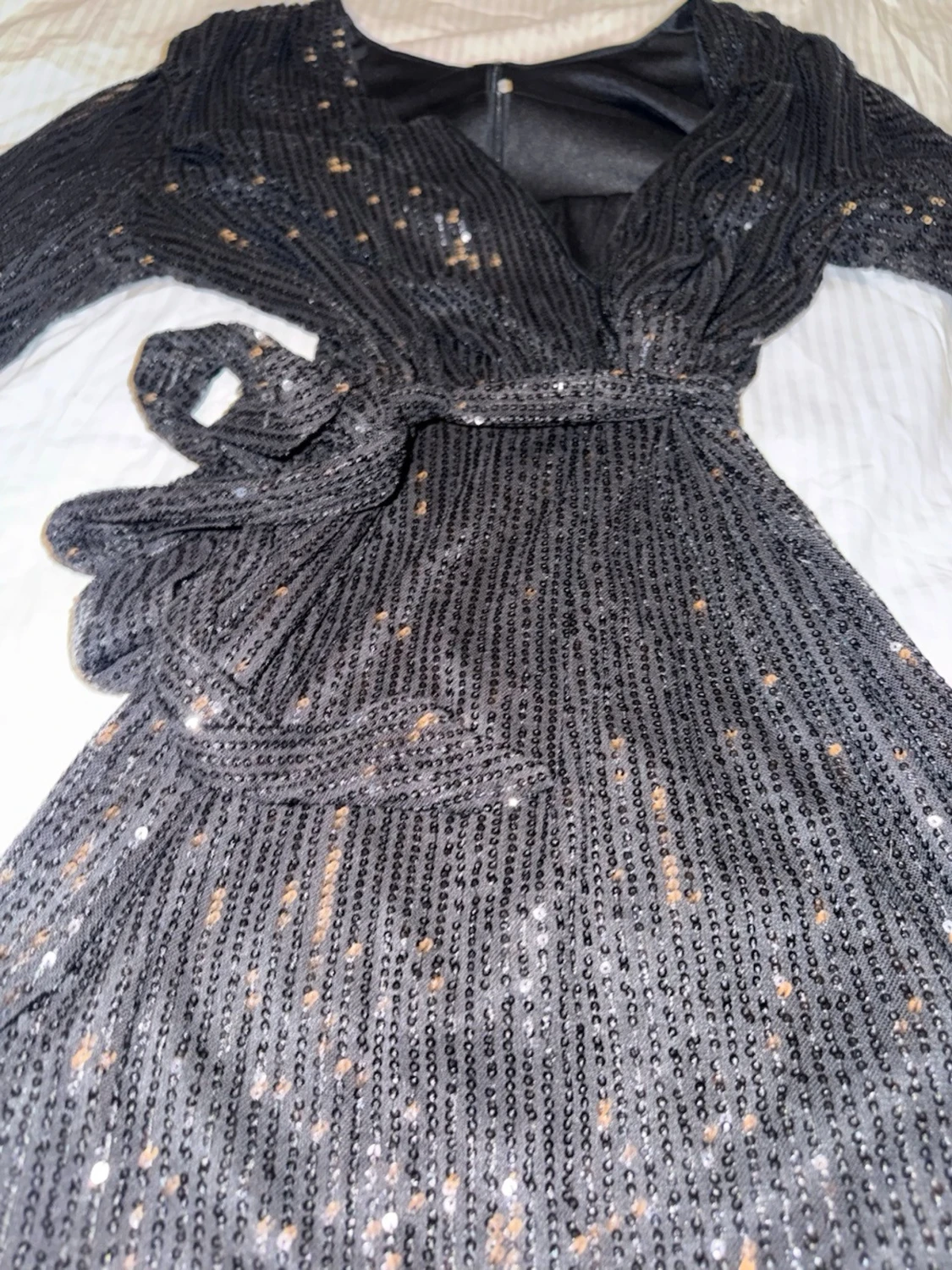 Svart glittrig omlottklänning - 1