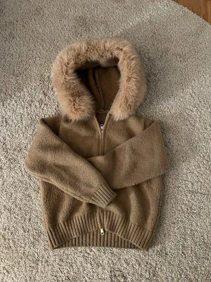 Alessa Jacka - Säljer min Alessa jacka. Beige storlek S