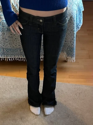 Mörkblå lowwaist bootcut jeans - Säljer dessa jätte fina lågmidjade jeans från Weekday. De är i strl 26/34 och endast använda ca 3 gånger.