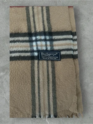 Burberry Halsduk Grå - 💪🏽Skick: Mycket bra, lite nopprig   📐Mått:Längd:162cm:Bred:31cm  📎Material:100%Lambswool  📦Skickar alltid inom 24h  💸Köp fler plagg för att få billigare pris  ✅Äkthetsgaranti