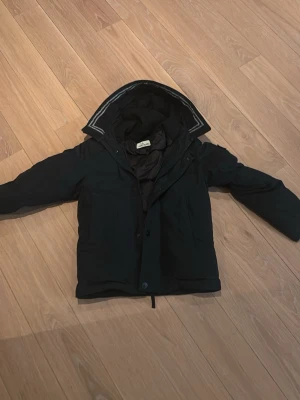 Svart stone Island jacka - Snygg svart Stone Island jacka från NK barn passar för barn runt 12 år