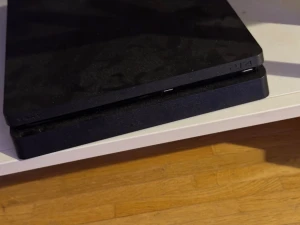 PlayStation 4 Slim med fyra handkontroller - Säljer en svart PlayStation 4 Slim från Sony tillsammans med fyra DualShock 4-handkontroller, 2 av dom funkar bra och dom andra jag vet inte varför dom kopplar inte jag behöver inte spela längre eftersom att jag jobbar och har inte tid 