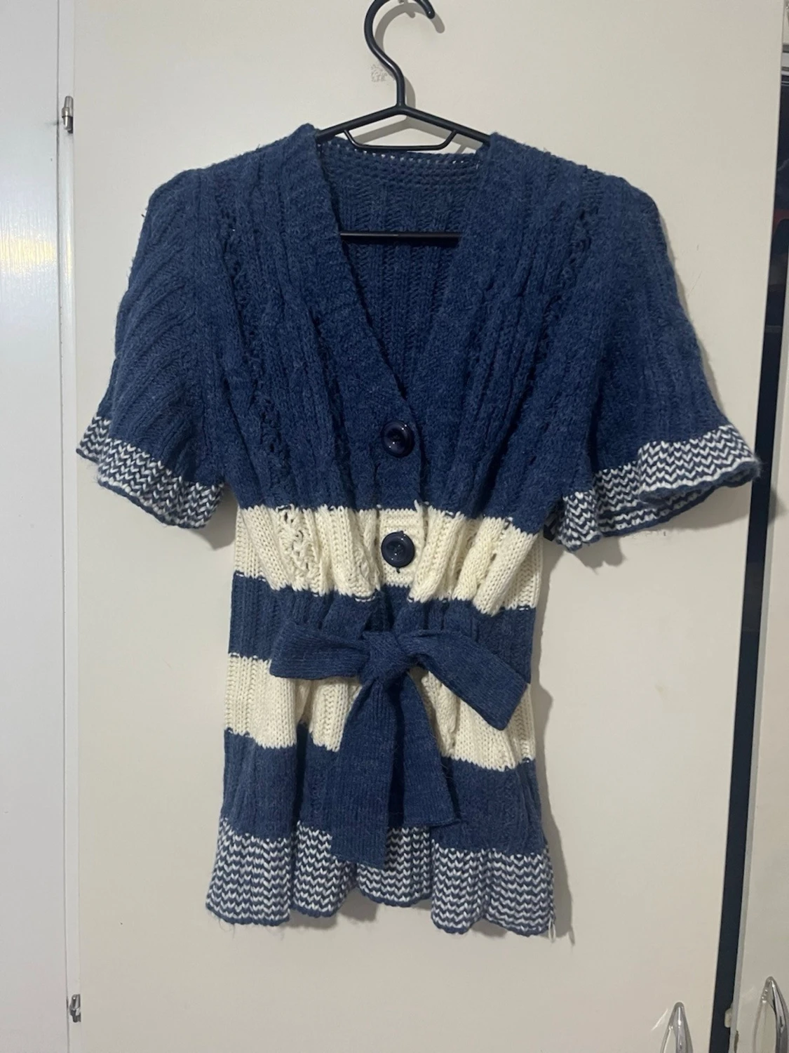 Blåvit stickad kofta med knappar och bälte - 2