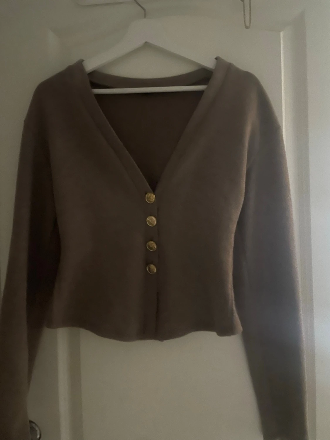 Brun  kofta med guldknappar - 4