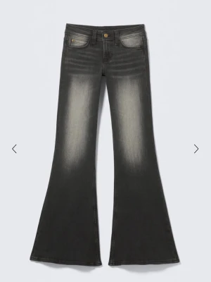 Svarta bootcut jeans från weekday  - Säljer ett par svarta bootcut jeans från weekday i storlek 27/32 använt dom 2 gånger. 