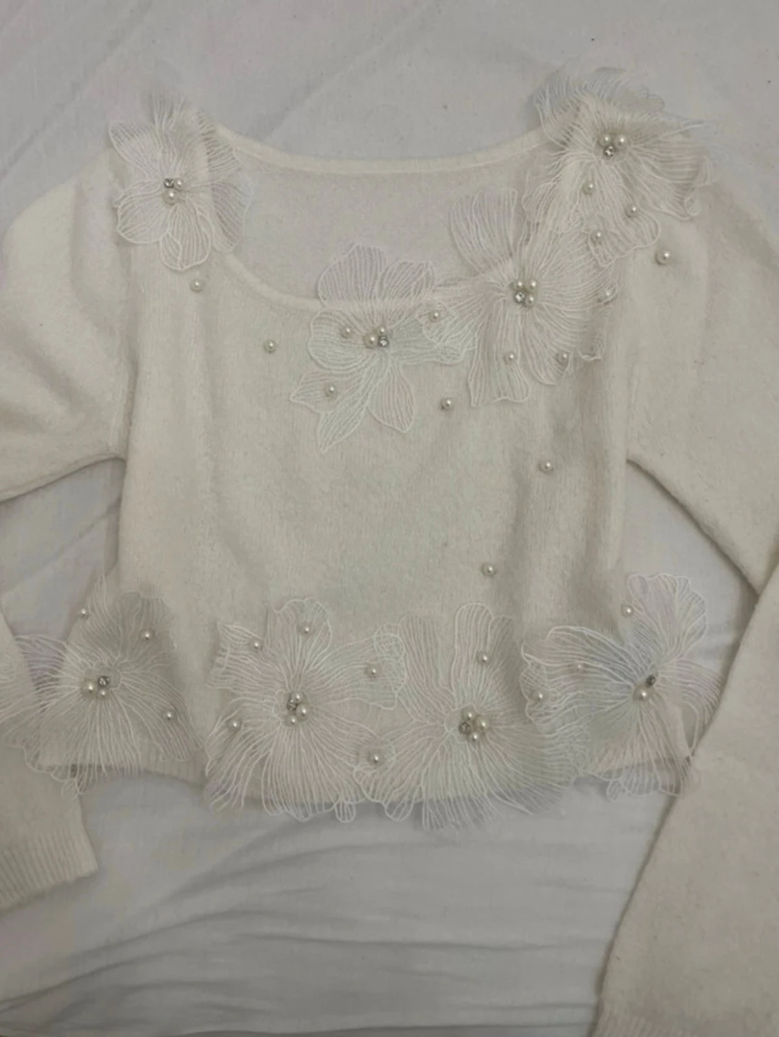 Vit stickad tröja med pärlor och blommor - 1