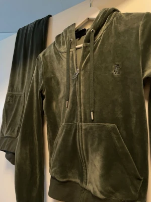 Mörkgrönt set från Juicy Couture - Ljusare färg irl. Tröjan är xs och byxorna s. 