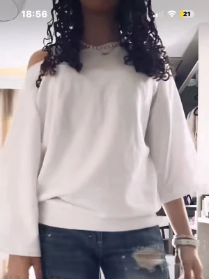 Vit offshoulder topp Nelly - Snygg vit offshoulder topp med trekvartsärmar och avslappnad passform. Toppen har bred mudd nedtill och är perfekt för en trendig och chill look. Passar till jeans eller kjol för en enkel men stilsäker outfit. (Lånade bilder med kan fixa egna)💓💓