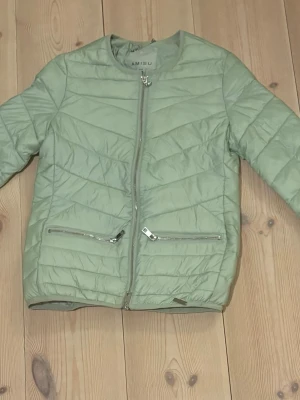 Ljusgrön dunjacka från Amisu - Snygg ljusgrön dunjacka från Amisu i quiltat mönster. Perfekt till våren!