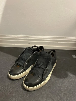Svarta Lanvin - Svarta lanvin i mycket bra skick. Skosnörrerna kommer till!