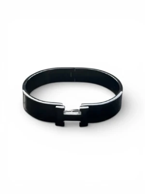 H armband - Tja säljer ett h armband skriv vid frågot eller funderingar 