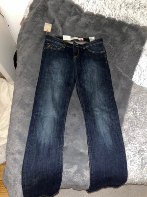 Mörkblå Peak Performance jeans - Jeansen har en lätt tvättad look framtill och raka ben. De är low waist och i nyskick!