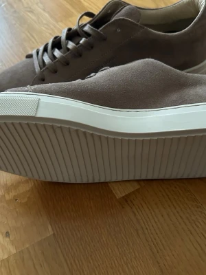 Nya Skor Björn Borg - Beige/Bruna Björn Borg Sneakers i mocka. Helt oanvända. Pris kan diskuteras. Storlek: 39 i Dam, men kan möjligtvis passa 39 för herr också. Nypris: 1399 kr