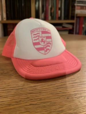 Vit och rosa keps från Beechfield - Snygg vit och rosa PAPI Santana  från Beechfield med mesh på sidorna och bak. Den är från konserten och ändats andvänd då. Kepsen har justerbar knäppning bak. Original pris är 350 och säljs för 200 priset kanske sänks!