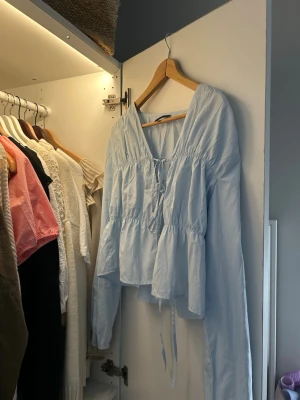 Ljusblå långärmad blus  - Så fin ljusblå blus från Vero Moda. Helt i nyskick och använd en gång. Storlek M, men sitter bra på S också eftersom man kan knyta den💗