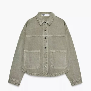 Jeansjacka från Zara  - Grön jeansjacka från Zara , använd några gånger men inga tecken på användning! Kan skicla fler bilder på just min jacka vid intresse❣️