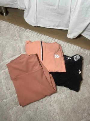 Pack med träningskläder från Lager 157  - Pack med träningskläder från Lager 157 🏋️‍♀️ Säljer ett träningsset med tre plagg: – Rosa tränings-tights i storlek S. – Laxfärgad träningströja med halv zip i storlek XS. – Svart/grå träningströja i storlek XS. Bilder kan skickas vid önskemål, och det går bra att köpa enstaka plagg om man vill. Pris kan diskuteras och jag postar oftast snabbt 📦 