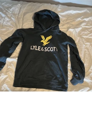 Lyle&scott hoddie  - Säljer denna ruskigt snygga hoodien från lyle&scott mitt pris 160kr skick 6/10