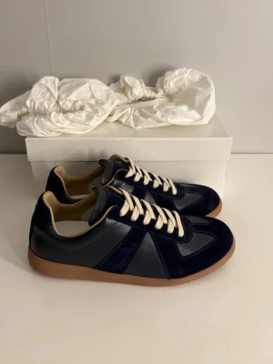 Maison Margiela skor  - Säljer dessa Maison Margiela GAT skorna i storlek 43. Skorna är helt nya och allt og ingår :) Årsmodell 2015-2020 (den mjukare och populära modellen) så extremt svårt att få tag på i detta skick.  Hör av er vid eventuella frågor eller funderingar! 