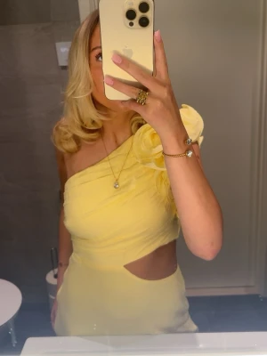 Gul one shoulder långklänning - En gul långklänning 💕endast använd 2 gånger