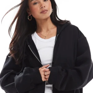 Oversized hoodie med dragkedja - Weekday - Svart hoodie från Weekday i mjuk och kraftig kvalitet. Storlek XS, men modellen är oversized och passar även dig som brukar ha M beroende på hur löst du vill ha den.  Använd ett fåtal gånger och i mycket bra skick. Tidlös bas som funkar året runt – perfekt till vardag, jobb eller som mysplagg.  📦 Skick: Mycket bra 👚 Storlek: XS (oversized passform) 🏷️ Märke: Weekday 🎨 Färg: Svart 💰 Nypris: 599 kr