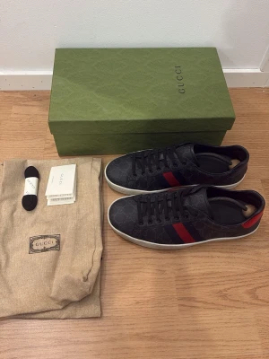 Gucci Ace skor - Snygga svarta Gucci Ace sneakers med klassiskt GG-mönster. Allt på bilden ingår. För fler bilder eller frågor hör av dig.