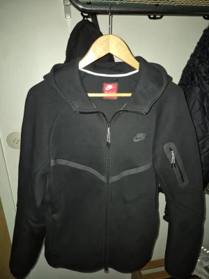 Nike tech fleece tracksuit  - Använt den 2-3 gånger, tröjan är M och byxorna är L 