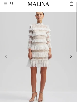 Vit spetsklänning från Malina - Superfin klänning från by Malina. Perfekt till studenten.❤️ prislapp kvar nypris 2800kr