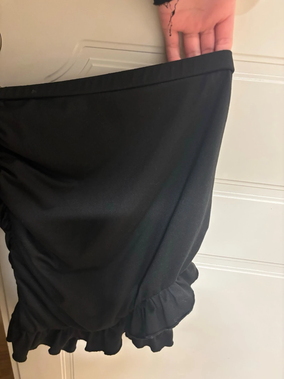 Svart kortkjol med volangkant - 1