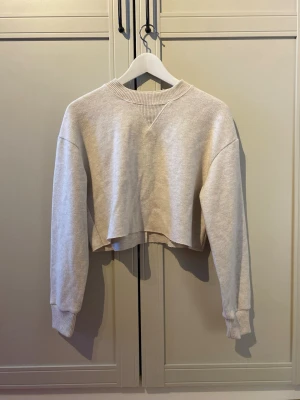 Tröja - Tröja i ljusbeige från Zara i storleken S, matchande byxor finns till.