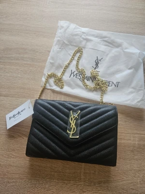 Svart YSL axelväska  - Ni vet varför det är billigt, inte svårt att lista ut🙏 Köpte den som present till någon, säljer nu vidare. 