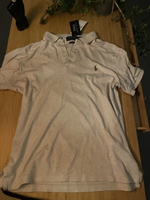 Beige Polo Ralph Lauren piké - Riktigt schysst raffe piké i beige färg. | storlek Small | Tillverkad i mjuk bomull som är riktigt skönt. | skriv vid frågor 🙌