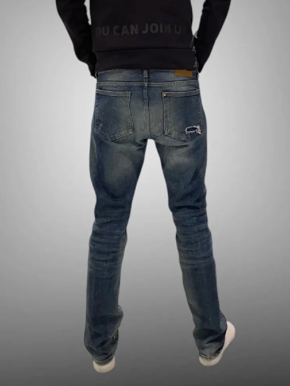 Blå slitna jeans med hål
