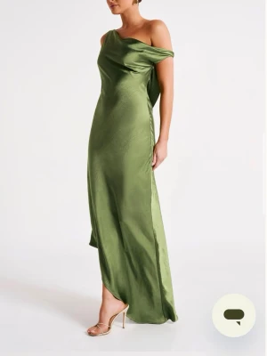 Yvette balklänning  - Stilren grön långklänning i glansigt satinmaterial och är asymmetrisk. Klänningen har en elegant, figurnära passform och passar perfekt för balen. Öppen rygg också! 😍Passar jättefint, men lite stor, därför säljer jag. Den är XXS men den är väldigt stor i stl. Skulle säga S-M, jag är 160 och den når golvet och lite till. Helt oanvänd.