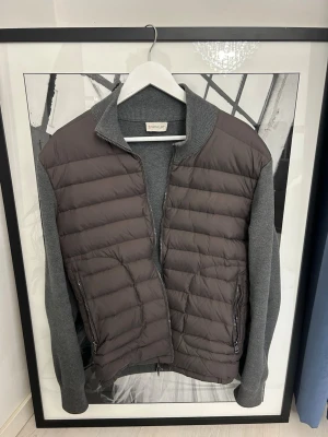 Grå Moncler cardigan  - Hej. Säljer en väns Moncler Cardigan i Grå färg. |Storlek L men passar bättre som M. Modellen på bilden är 1.80 cm lång| Skick 10/10| Nypris:- 8299| Limited edition/ ej tillgänglig i affär. DMa💥🙌
