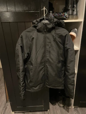 Skidjacka - Svart skidjacka endast använd förra året under en vecka säljer för 400 ny pris 500 prisk kan absolut diskutera vid snabb affär 💕