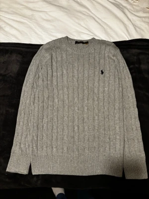 Ralph Lauren stickad tröja - Säljer nu denna sjukt snygga stickade Ralph Lauren tröja, säljer den för att jag inte använder den. Fick den i julklapp förra året sen har den bara legat i garderoben. Storlek M passar M/S. Tveka inte på att höra av dig vid minsta lilla fundering!