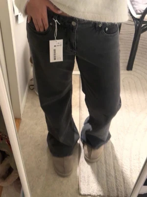 Lågmidjade jeans - Säljer dessa as snygga lågmidjade baggy jeans som är helt oanvända! Endast testade❤️Säljs då de tyvärr var förstora❤️mått: midja 70cm och höft 96cm
