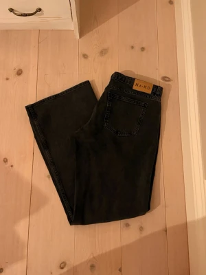 Svarta jeans från NA-KD - Säljer ett par svarta jeans från NA-KD med rak passform och klassisk femficksdesign. Jeansen har låg midja. Perfekta till en avslappnad stil och funkar året runt.dom är sååå fina men försmå för mig! 💕💕
