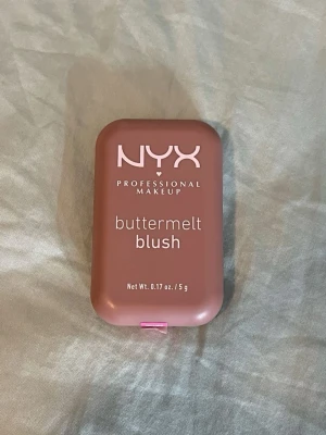 NYX blush ’Feeling Butta’ - säljer min endast testade NYX blush i färgen ’Feeling Butta’. säljes då jag köpte fel nyans. 