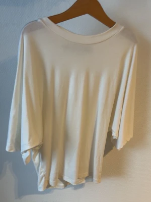 Vit oversized t-shirt från 157 - Säljer en vit oversized t-shirt från 157 i storlek XS. T-shirten har rund halsringning och korta ärmar. Tillverkad i mjuk bomull som känns skön mot huden. Perfekt för en avslappnad och enkel stil.