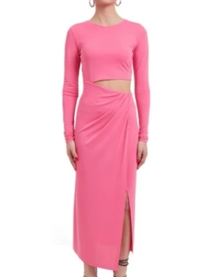 Rosa långklänning med slits - Trendig rosa långklänning med lång ärm och cool cut-out i midjan. Klänningen har en snygg slits framtill och figurnära passform som framhäver siluetten. Perfekt för dig som vill sticka ut med en färgstark och modern look.